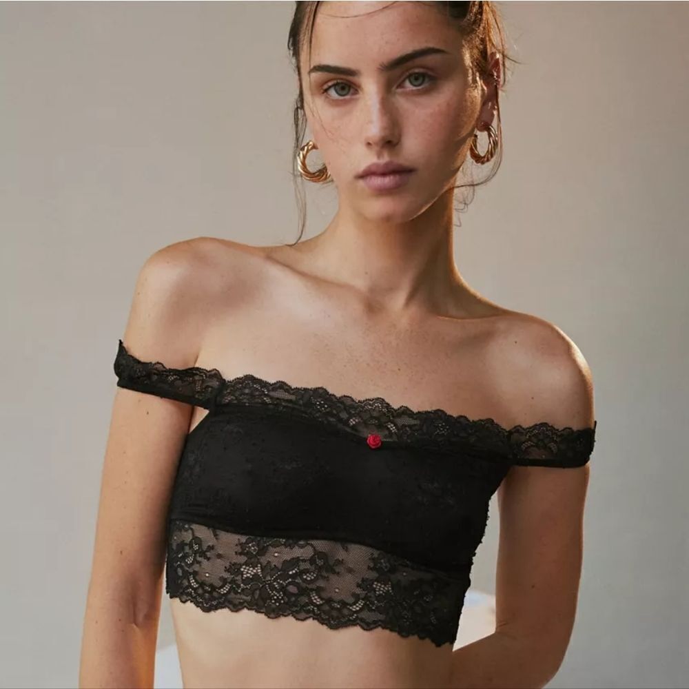 Chic Out From Under bra top in a romantic sheer floral lace black size L nwt